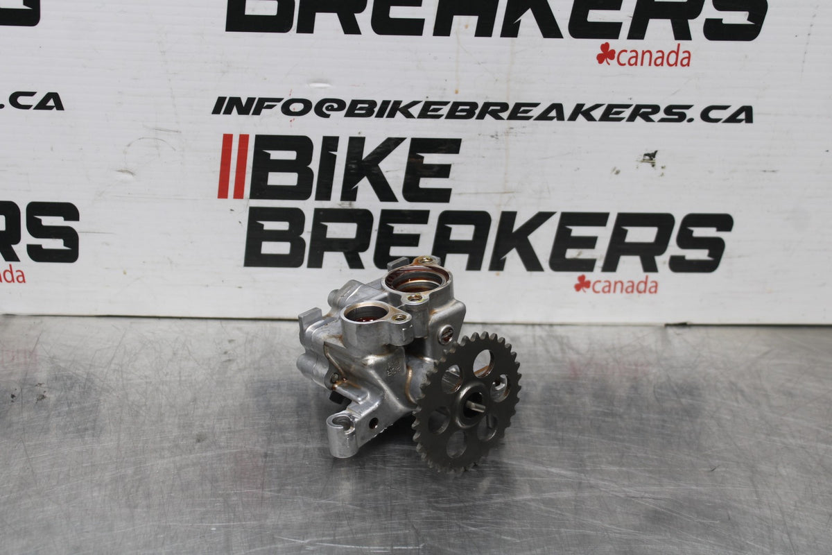 18 YAMAHA YZF R1  ENGINE MOTOR OIL PUMP BB838