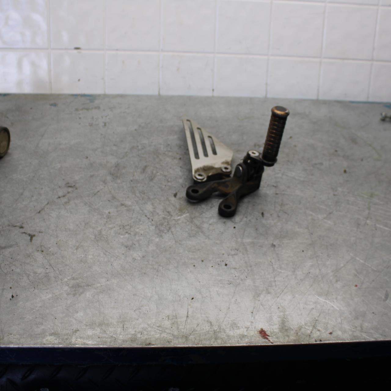 06-07 KAWASAKI NINJA ZX14R LEFT REARSET DRIVER FOOT PEG BRACKET MOUNT  bb433