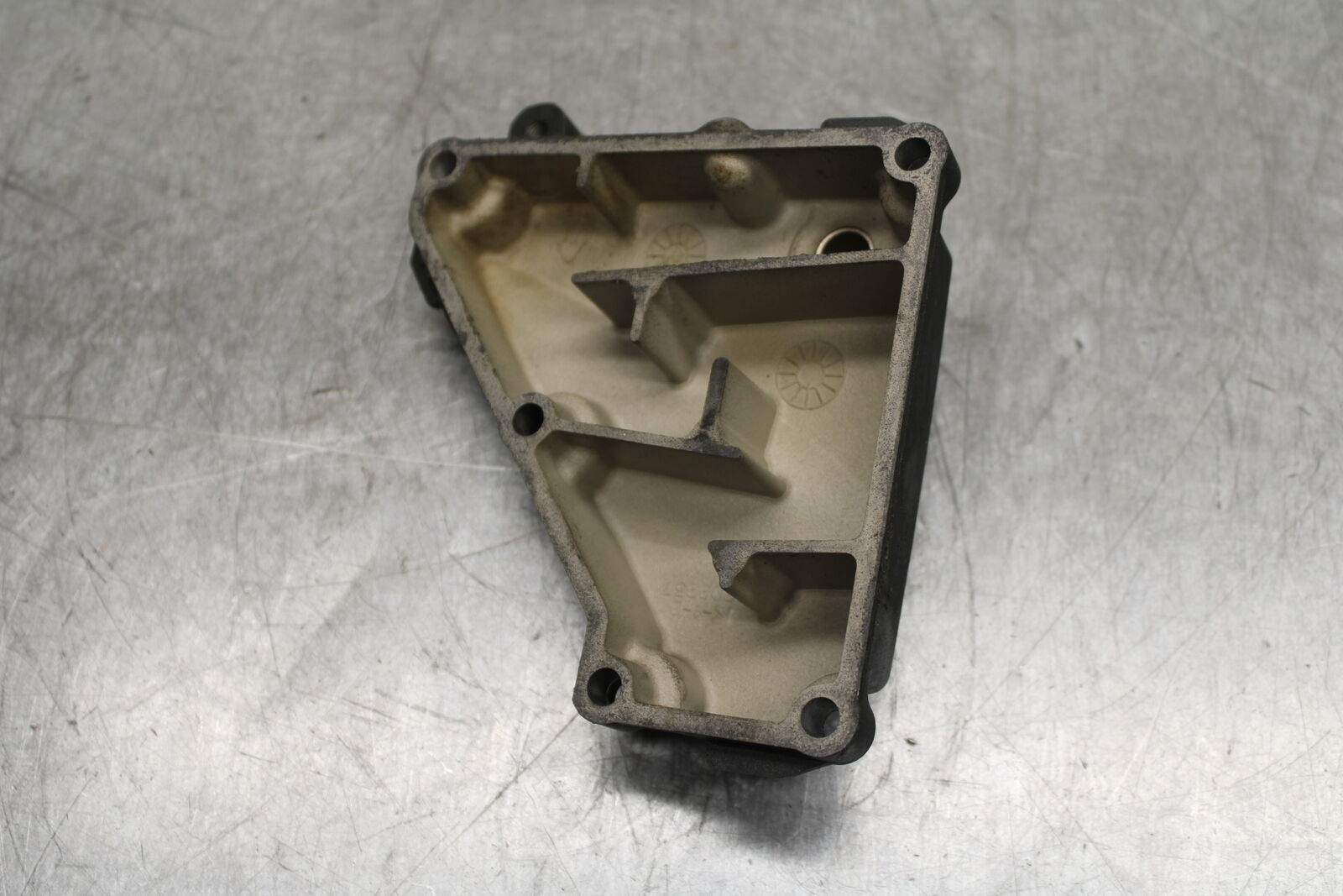 06 YAMAHA YZF R6 ENGINE MOTOR CRANK CASE VENT COVER BB716
