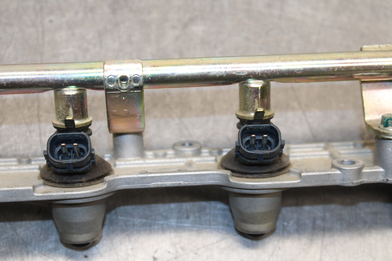 03-04 HONDA CBR600RR SECONDARY FUEL INJECTORS TOP AIRBOX GAS RAIL BB122