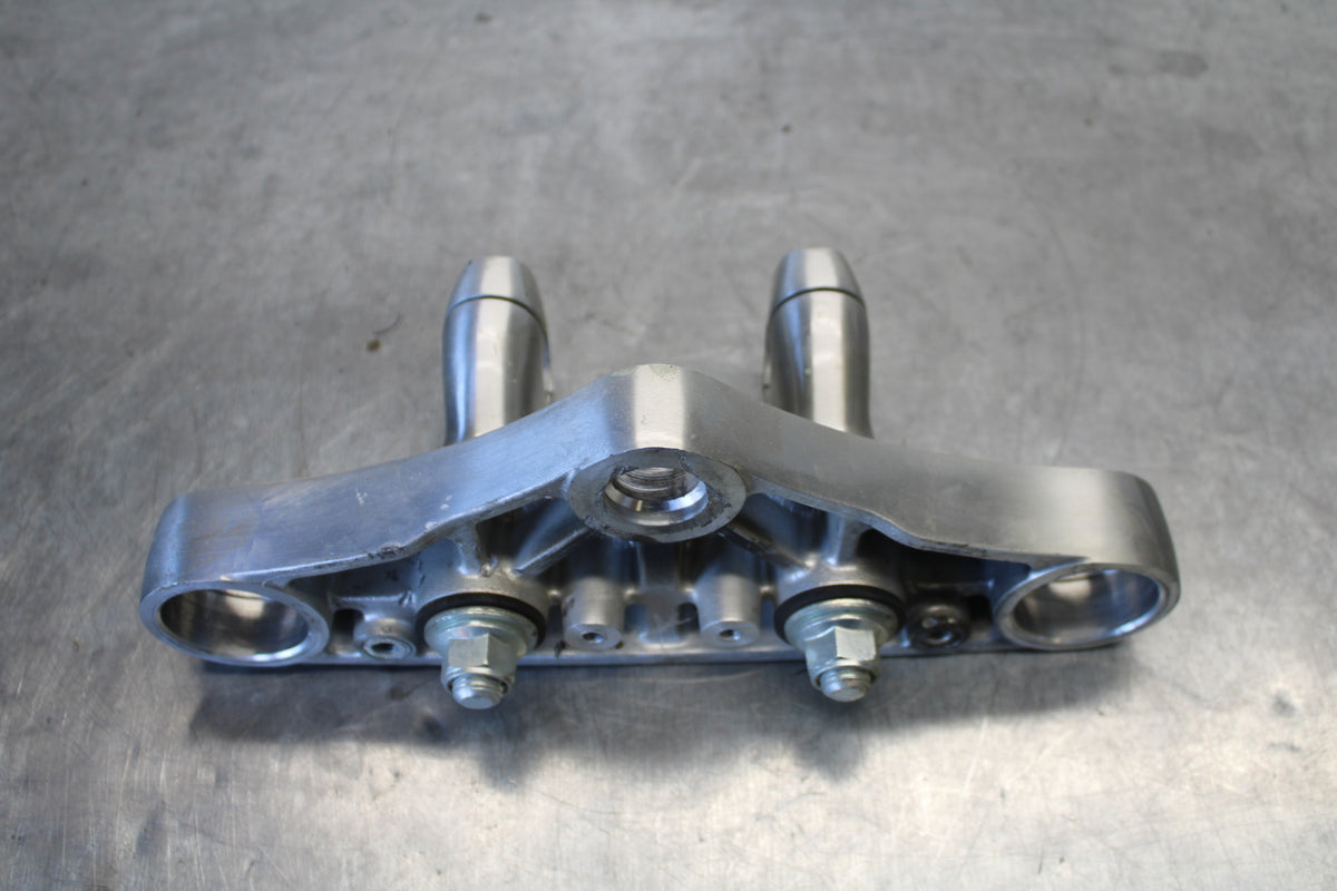 04 SUZUKI INTRUDER 800 FORKS UPPER TRIPLE TREE CLAMP BB758