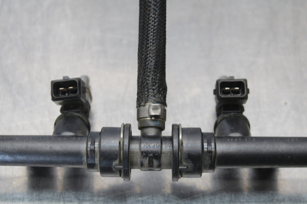 10-11 BMW S1000RR SECONDARY FUEL INJECTORS TOP AIRBOX GAS RAIL BB168
