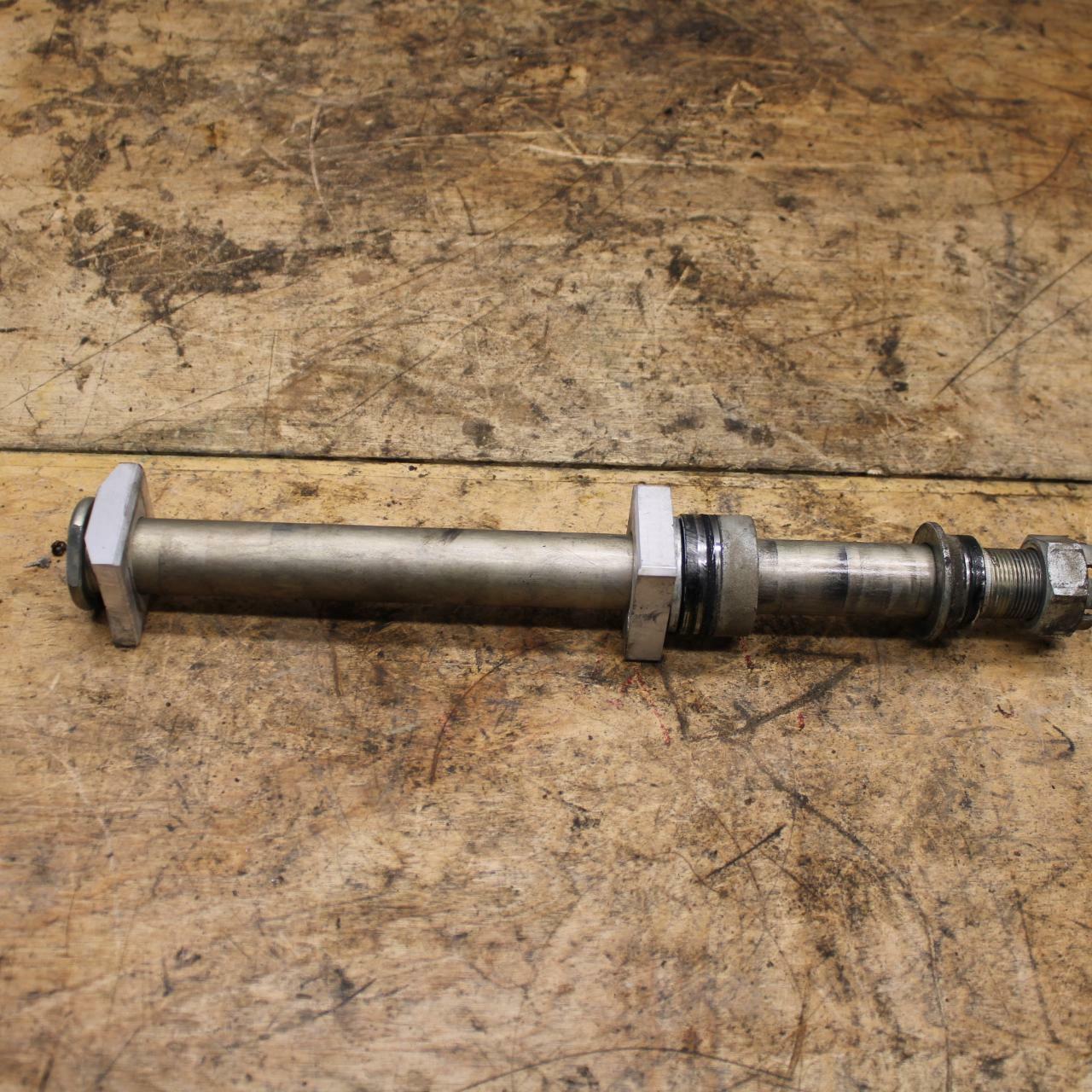 13-18 KAWASAKI NINJA ZX6R REAR AXLE BACK WHEEL RIM PIVOT BOLT AXEL BB342