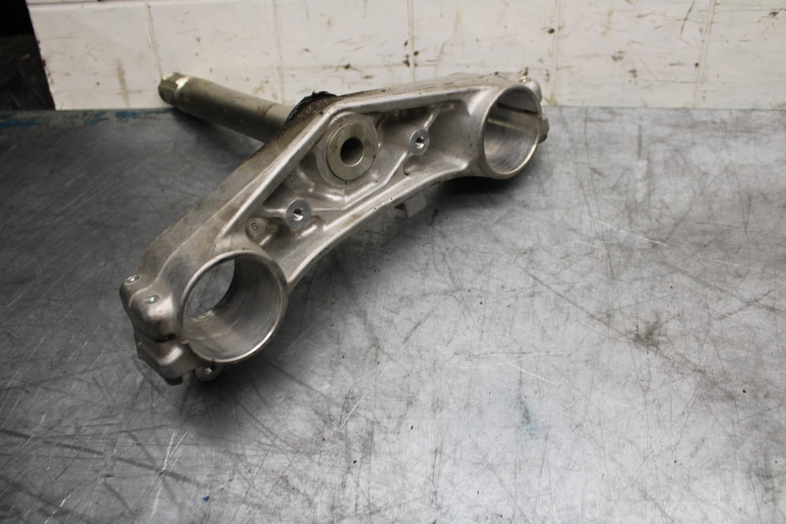08-09 SUZUKI GSXR600 FRONT FORKS CLAMP LOWER TRIPLE TREE STEM 51410-01H10 BB468