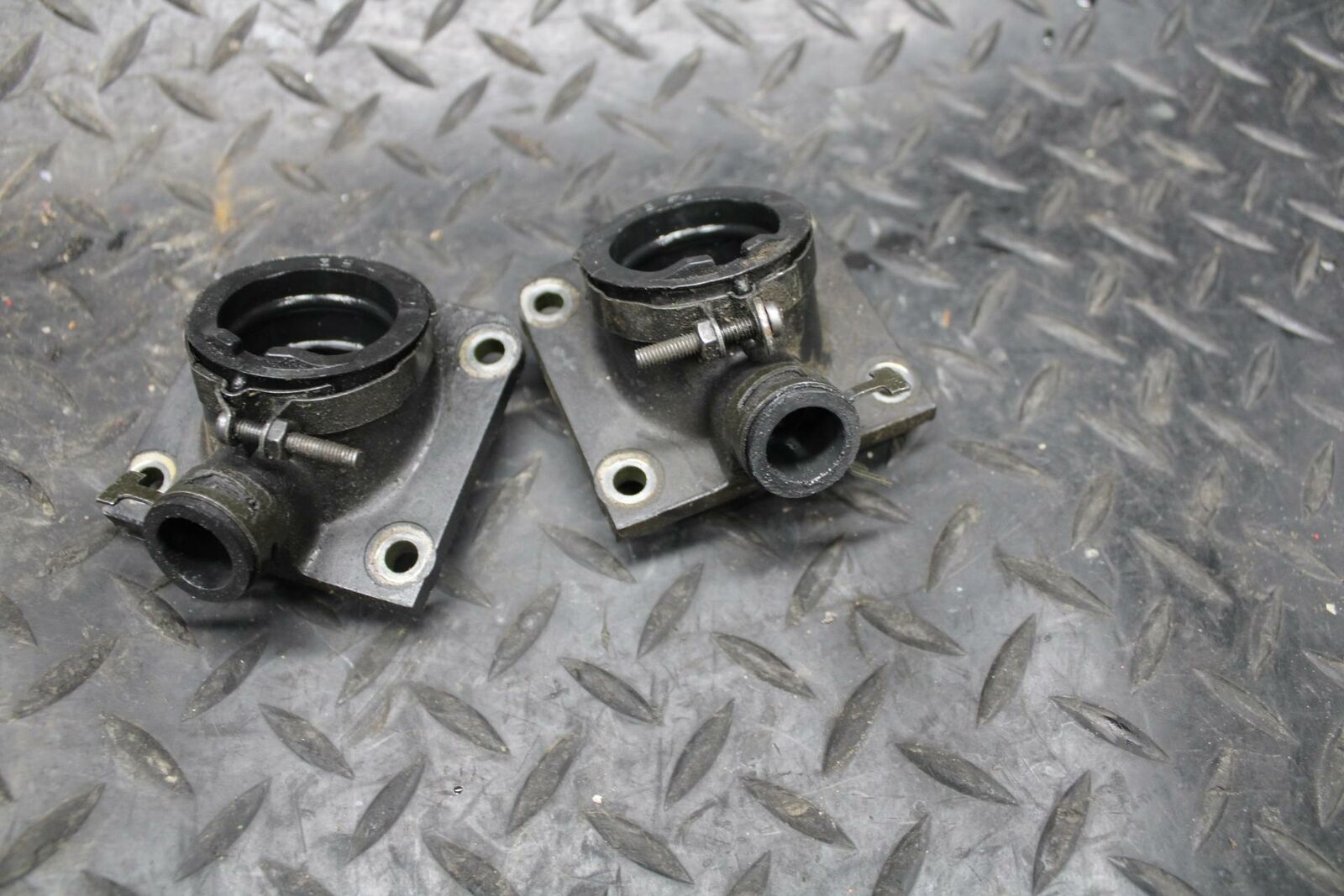 2004 Yamaha Banshee 350 YFZ350 CARB CARBURETOR INTAKE MANIFOLD BB232