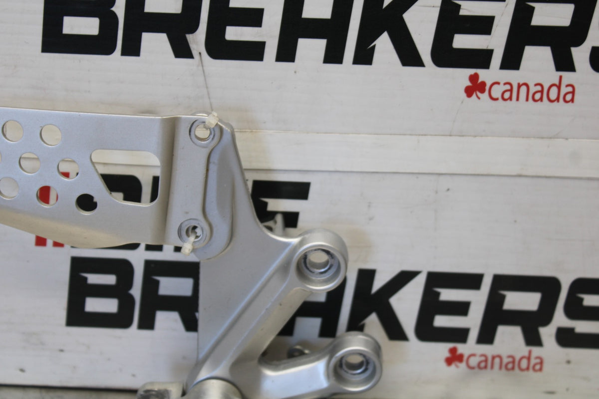 05 SUZUKI GSXR600 RIGHT REARSET REAR SET DRIVER FOOT PEG REST STOP BB329