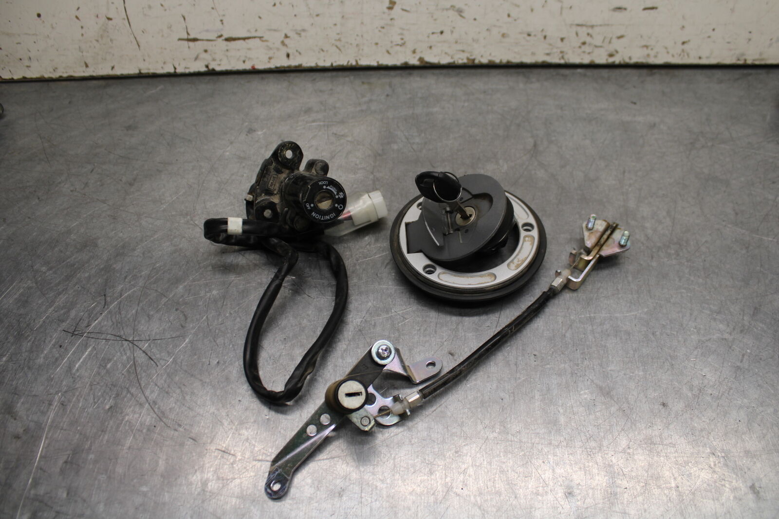 19-24 YAMAHA R3 IGNITION LOCK KEY SET W/ GAS CAP AND SEAT LOCK BB736