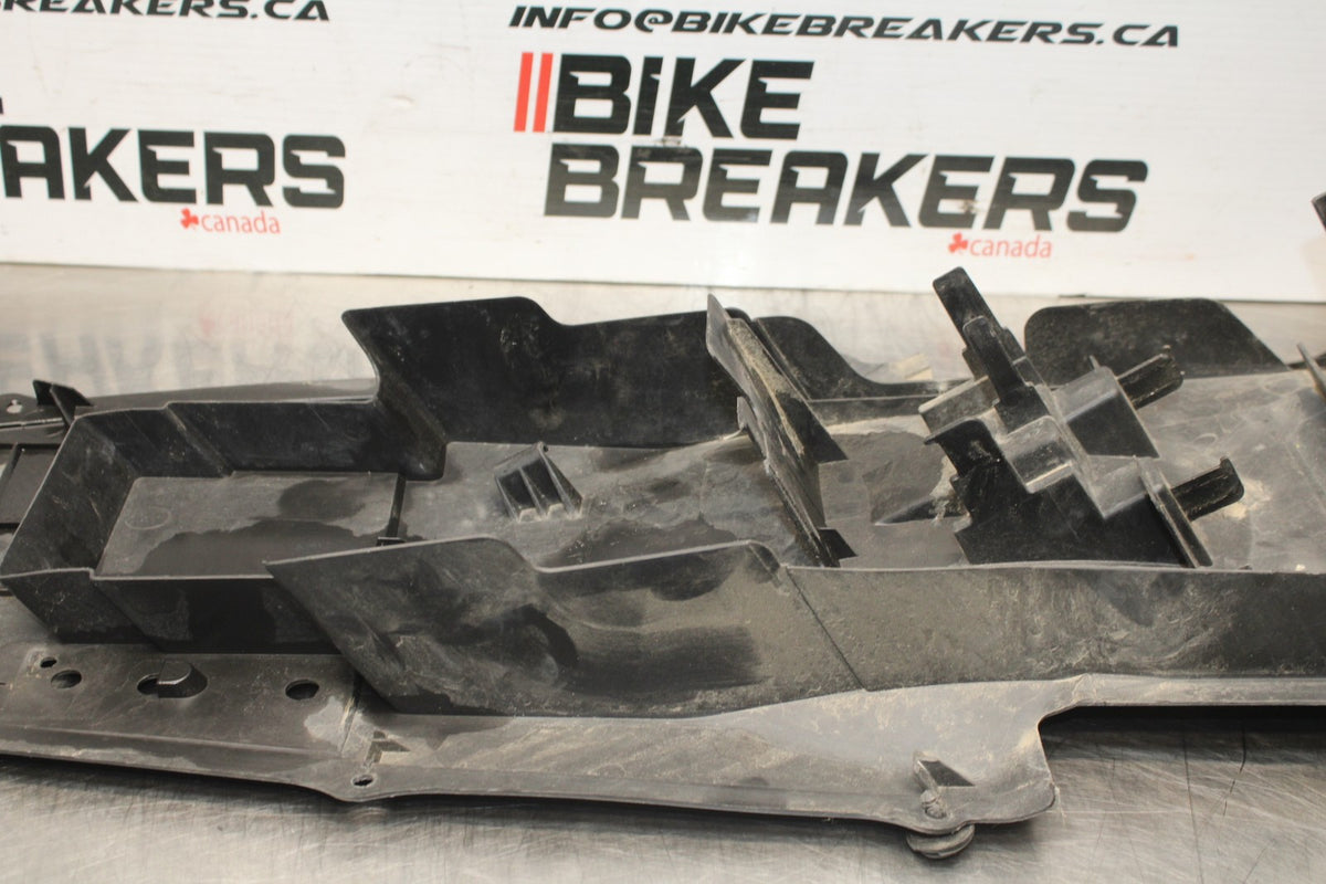 04-05 SUZUKI GSXR600 REAR BACK TAIL UNDERTAIL BATTERY TRAY PLASTIC BB792