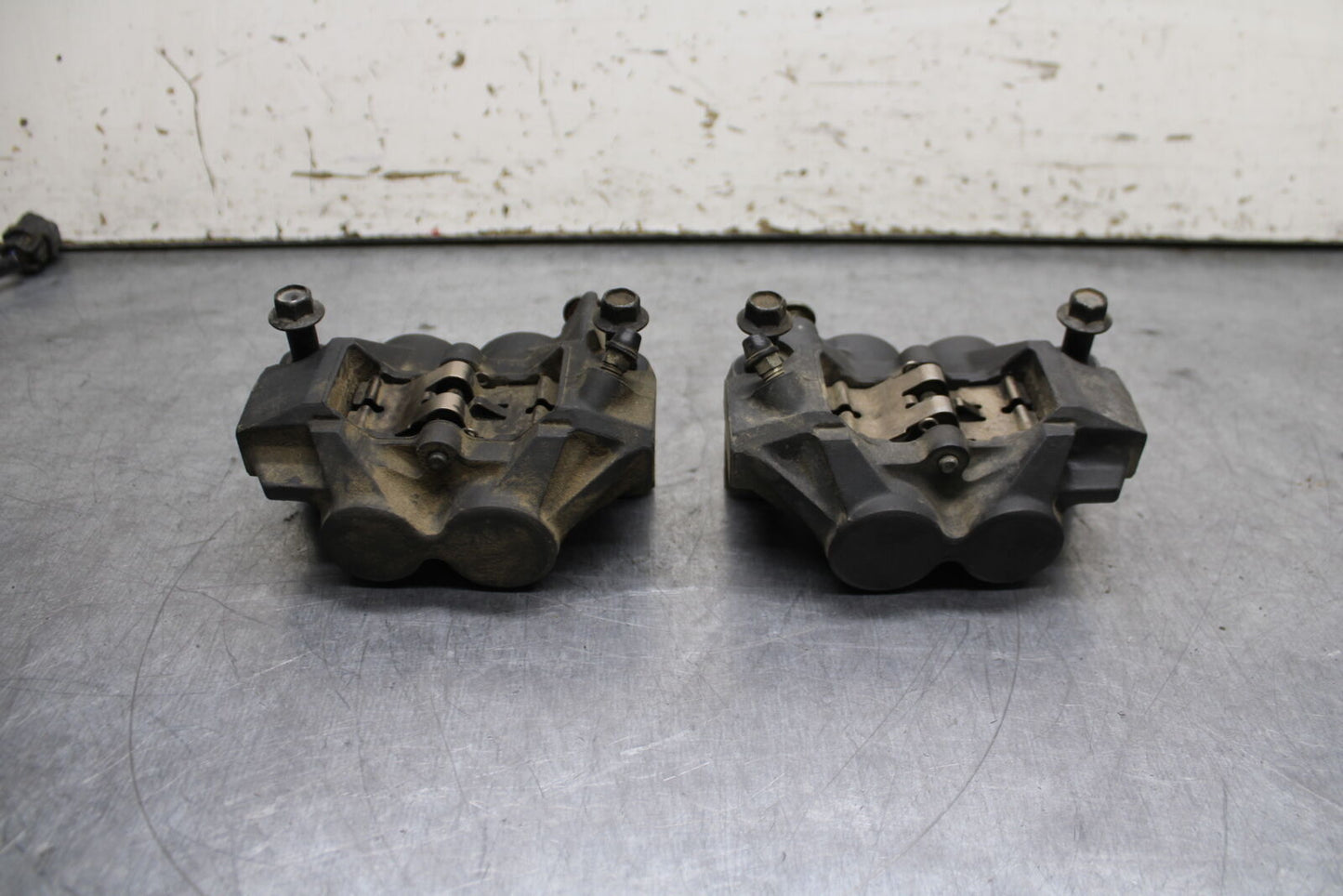 06-07 YAMAHA YZF R6 RIGHT LEFT FRONT BRAKE CALIPER SET PAIR CALIPERS BB742