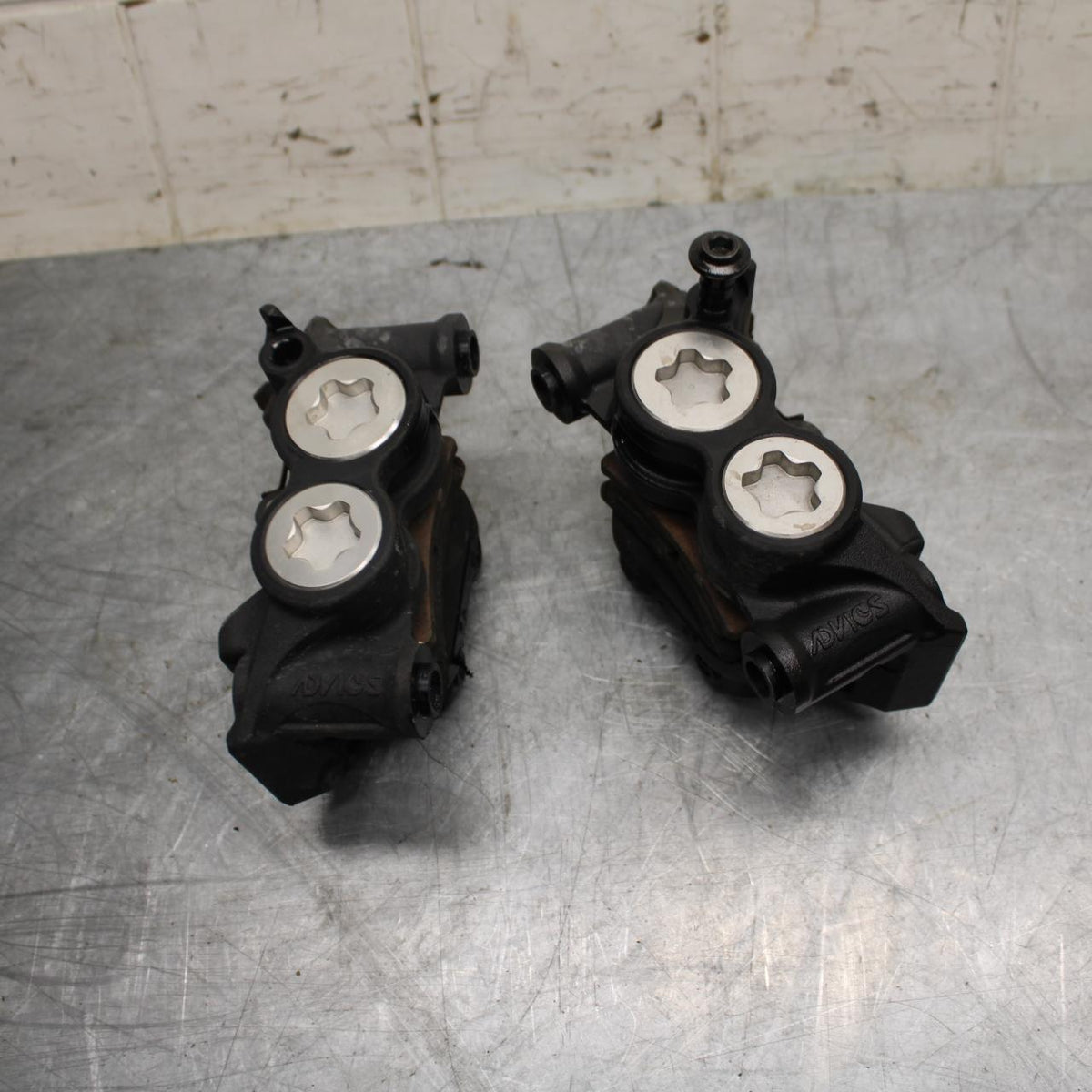 17-19 YAMAHA FZ09 RIGHT LEFT FRONT BRAKE CALIPER SET PAIR CALIPERS BB480