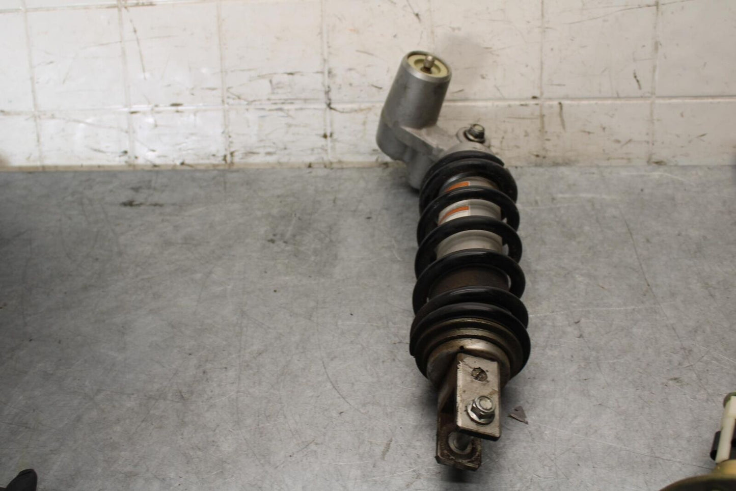 2001 Suzuki GSXR600 REAR BACK SHOCK ABSORBER SUSPENSION 62100-39F10  BB59
