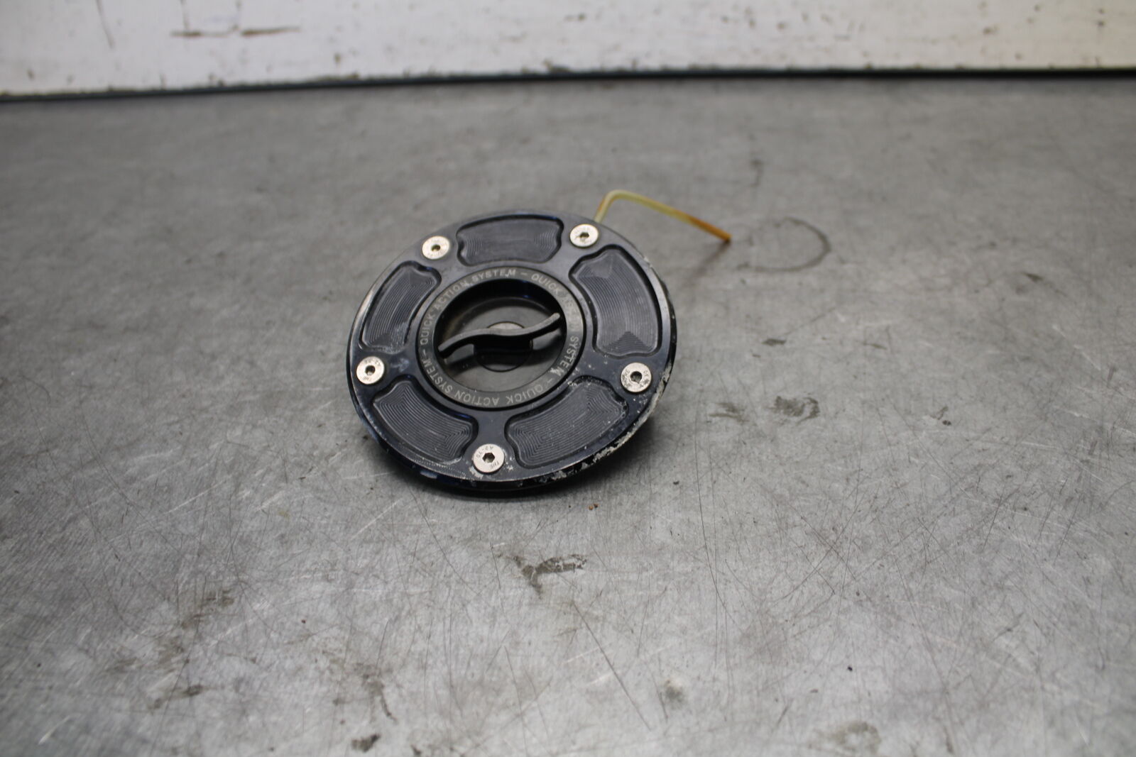 05-06 SUZUKI GSXR1000 FUEL TANK GAS CAP BB677