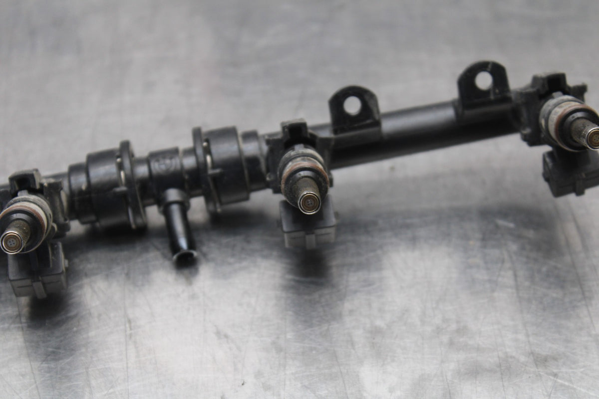 12-14 BMW S1000RR SECONDARY FUEL INJECTORS TOP AIRBOX GAS RAIL BB204