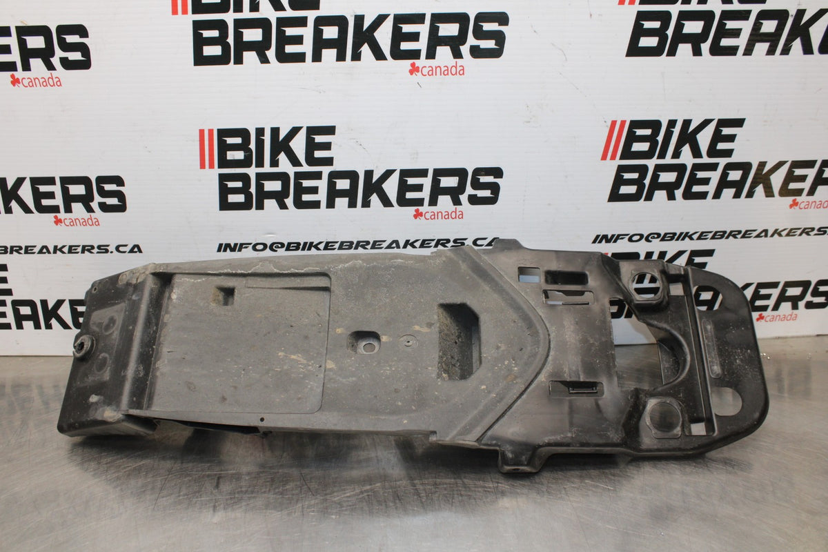 08-10 SUZUKI GSXR 600 REAR BACK TAIL UNDERTAIL BATTERY TRAY PLASTIC BB835