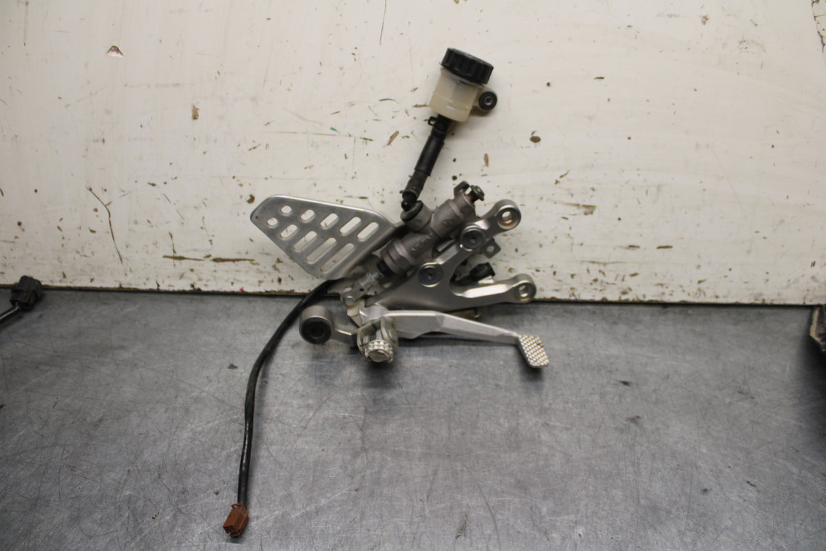 06-07 YAMAHA YZF R6 RIGHT REARSET REAR SET DRIVER FOOT PEG REST STOP BB742