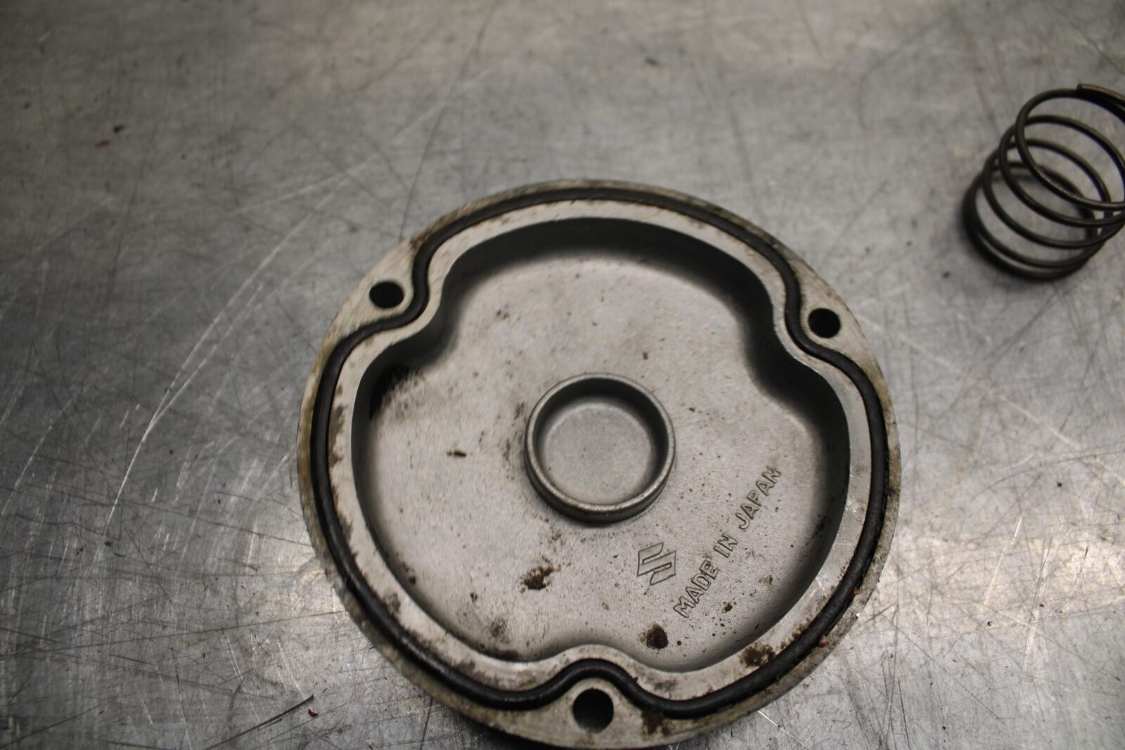 80-81 SUZUKI GS1000G ENGINE OIL FILTER COVER SPRING BB91