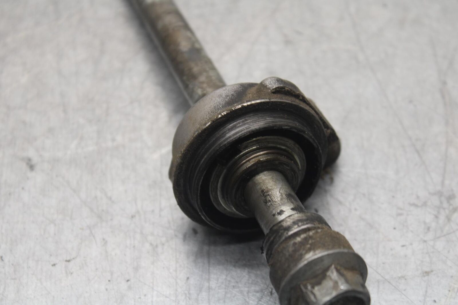 1988 Yamaha FZ600 FRONT WHEEL RIM AXLE PIVOT BOLT 10W-25381-00-00 BB601