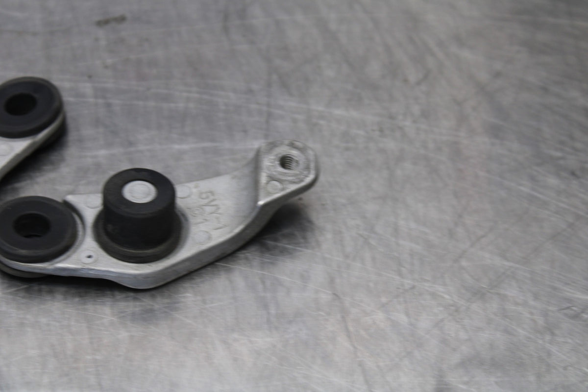 04-05 YAMAHA YZF R1 FRONT GAS TANK BRACKET SET MOUNT  BB173
