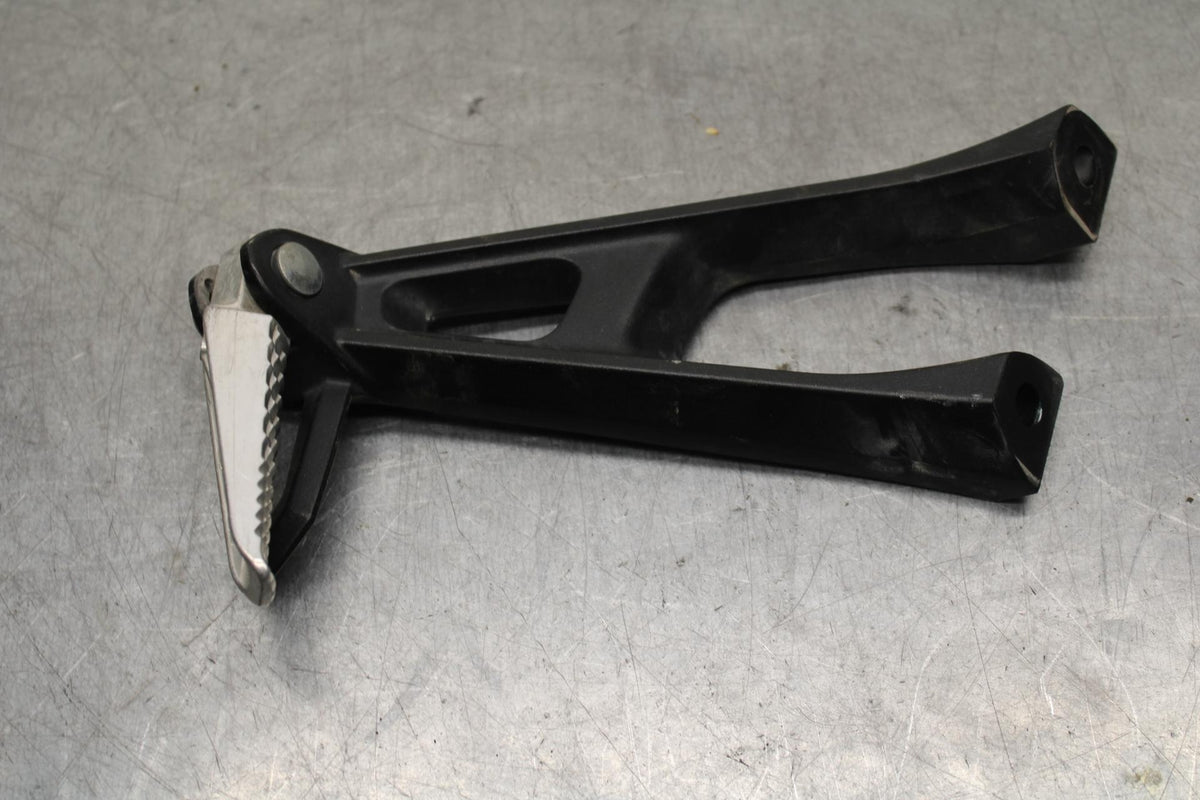 09-16 SUZUKI GSXR1000 REAR FOOT RESTS PEGS STEPS SET PAIR BB642