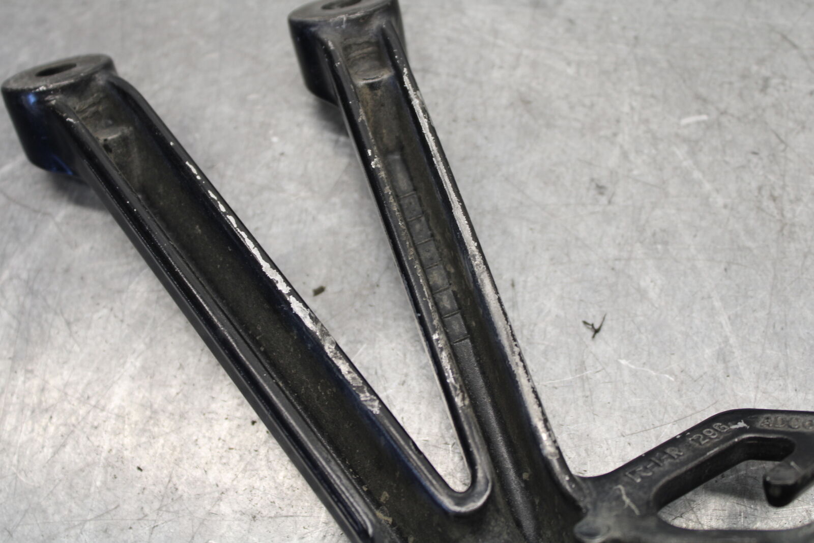 04-05 SUZUKI GSXR600 RIGHT REAR BACK PASSENGER PEG BB658