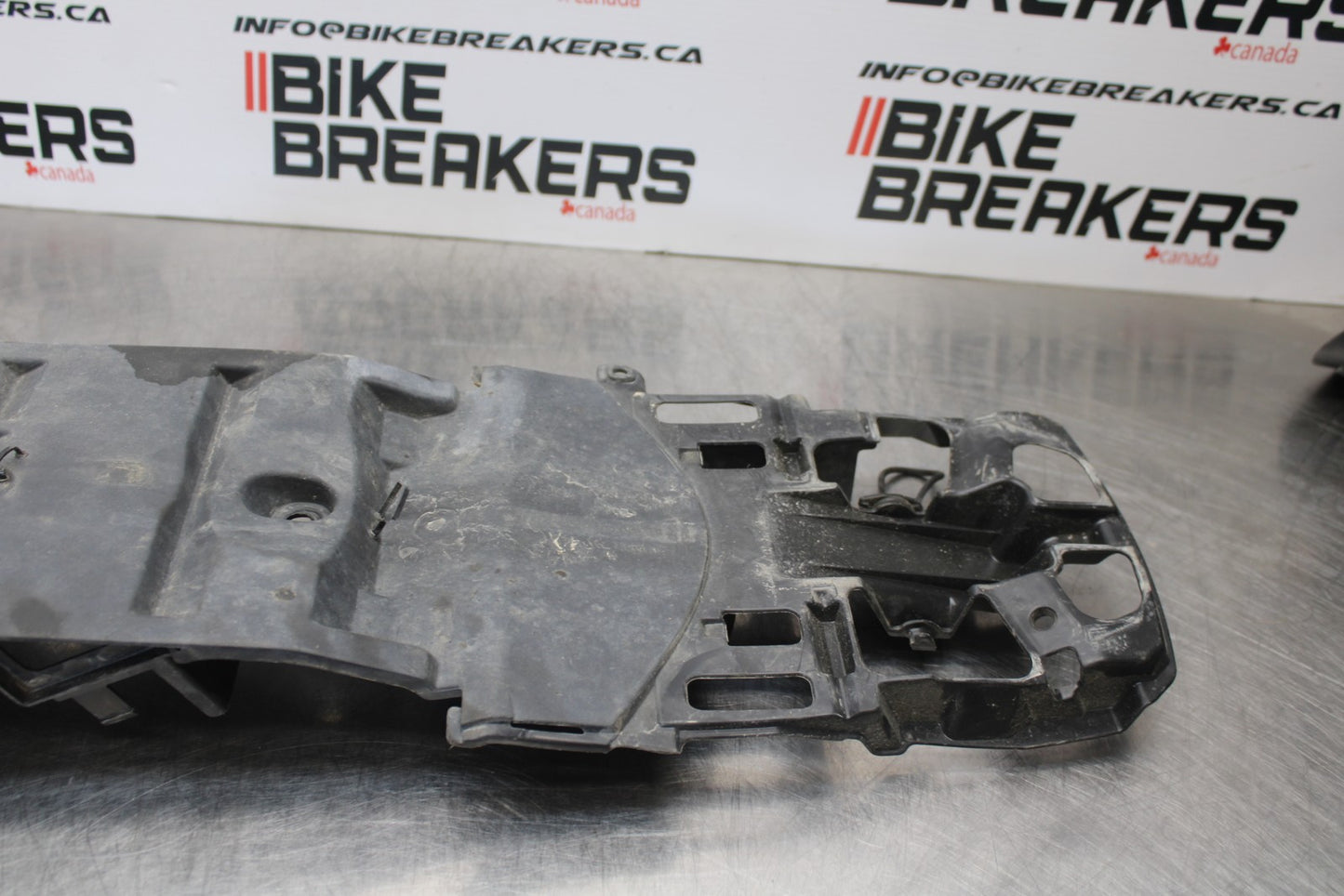 11-22 SUZUKI GSXR 600  REAR BACK TAIL UNDERTAIL BATTERY TRAY PLASTIC BB193