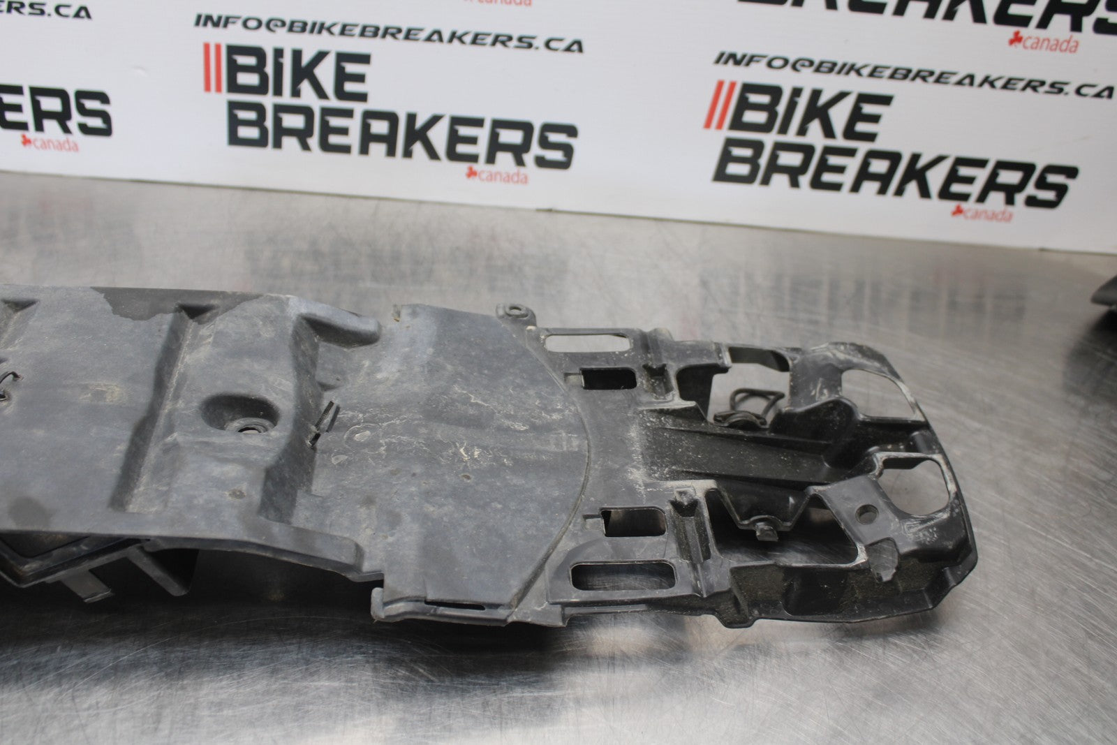 11-22 SUZUKI GSXR 600  REAR BACK TAIL UNDERTAIL BATTERY TRAY PLASTIC BB193