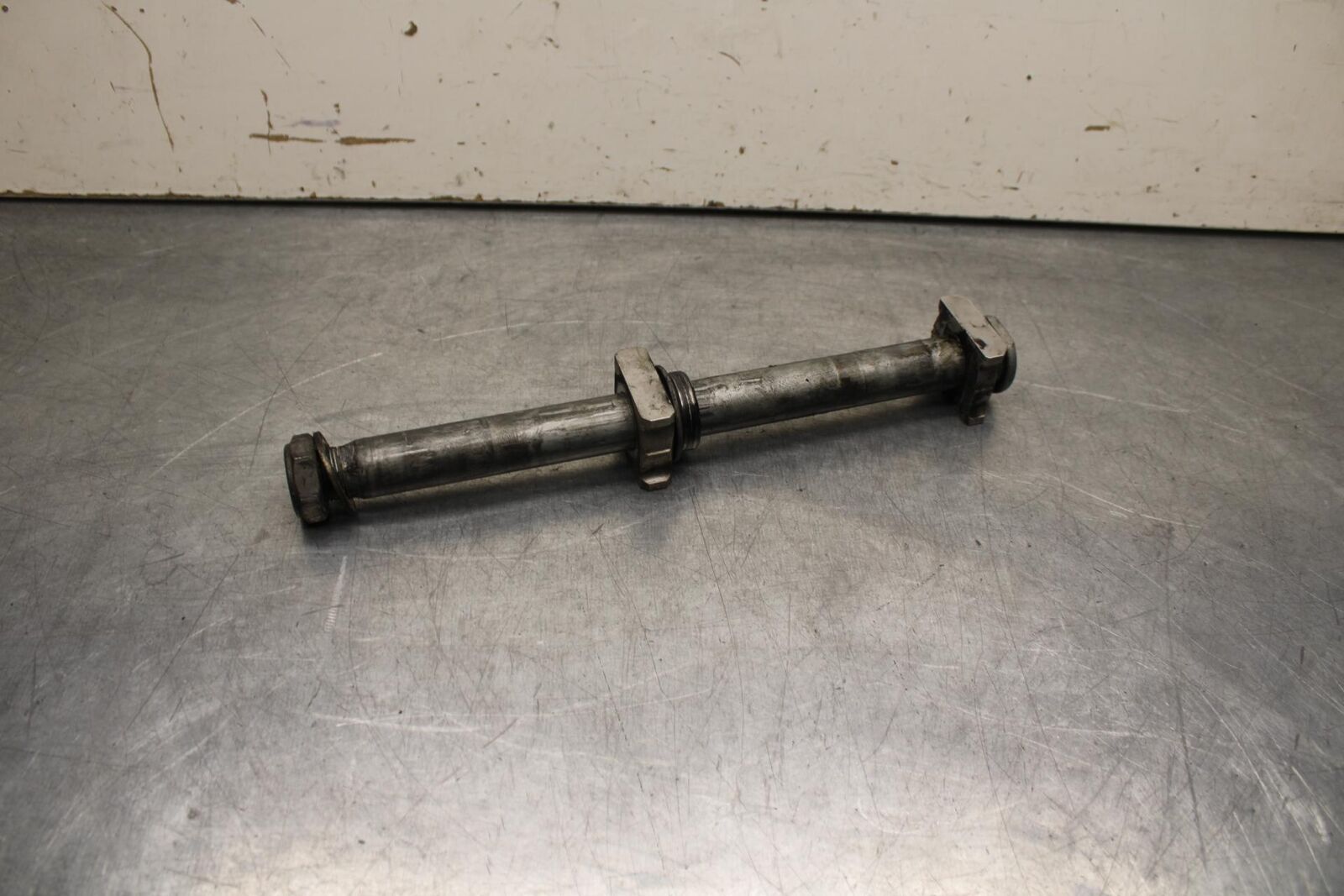 05-06 HONDA CBR600RR REAR AXLE BACK WHEEL RIM BOLT AXEL 42301-MEE-D00 BB624