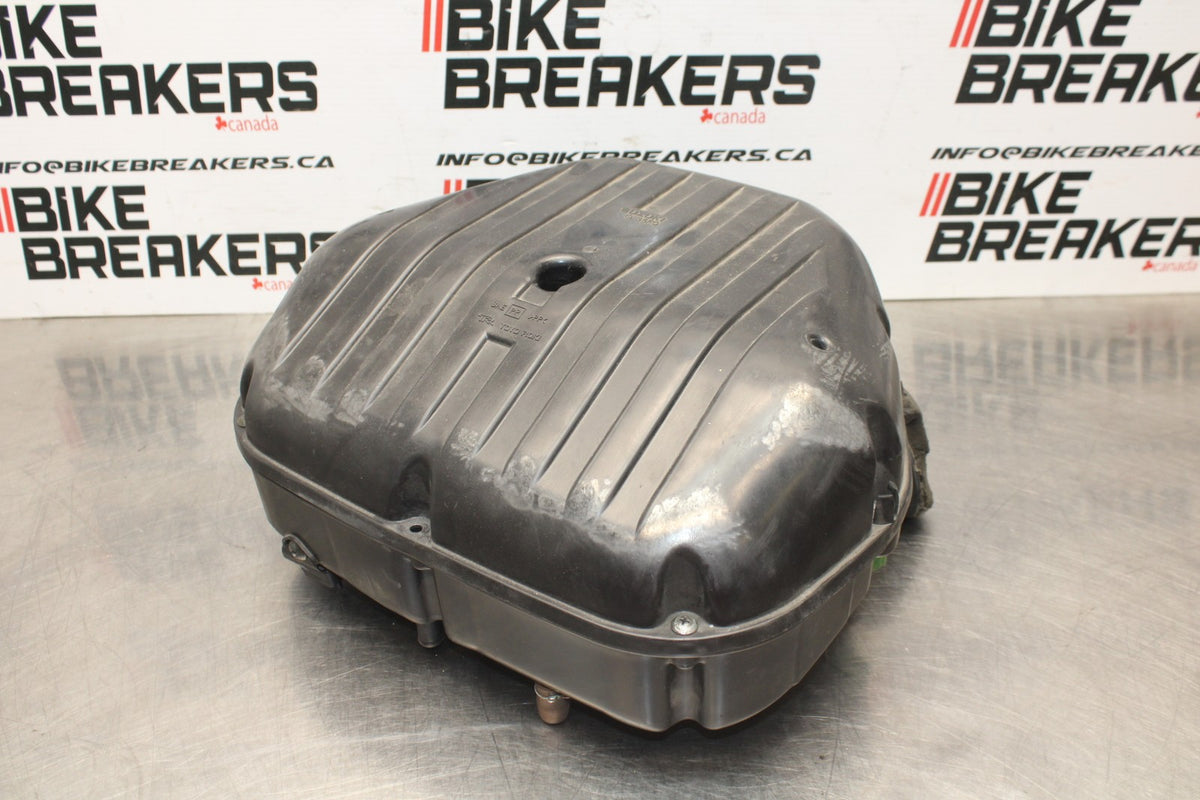 00 SUZUKI GSXR750 AIRBOX AIR INTAKE FILTER BOX BB820