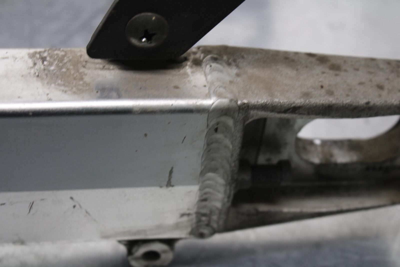 1999 Suzuki GSXR600 REAR SWINGARM BACK SUSPENSION SWING ARM BB580