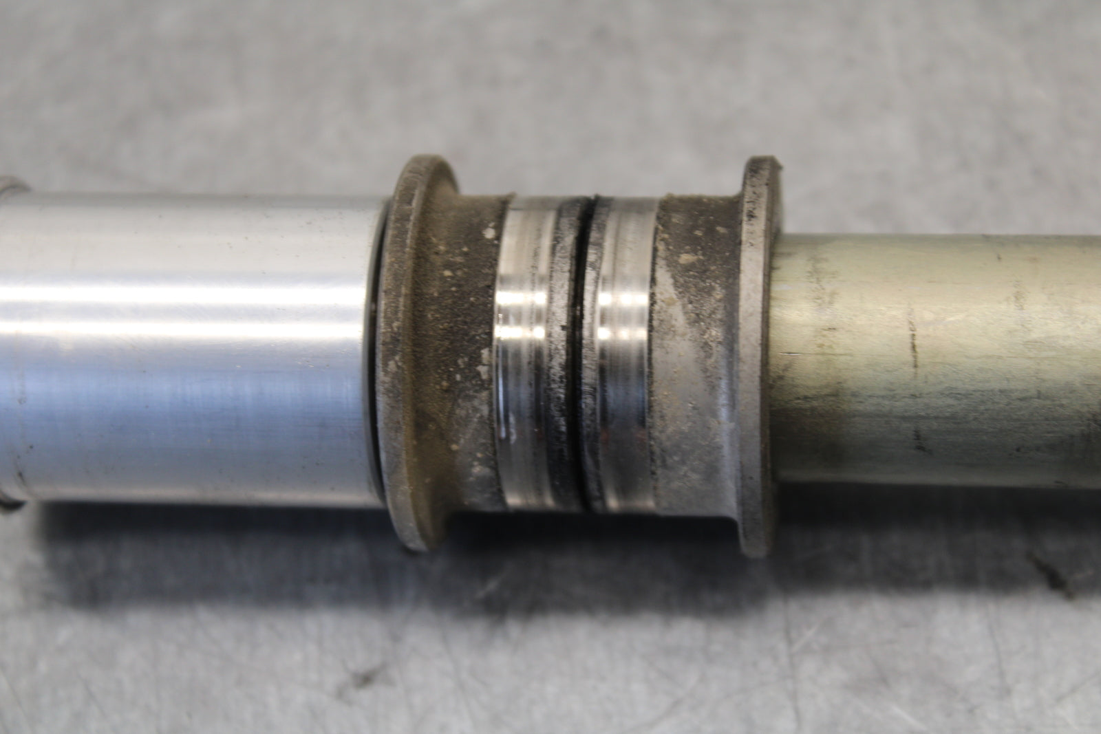 16 KAWASAKI NINJA ZX10R FRONT WHEEL RIM AXLE PIVOT BOLT 41068-0594 BB650