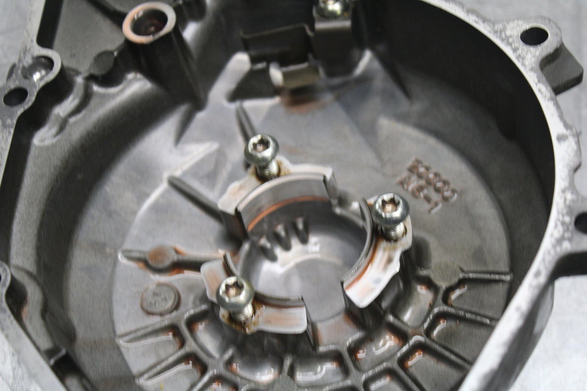06 YAMAHA YZF R6 STATOR MAGNETO ALTERNATOR GENERATOR COVER BB716
