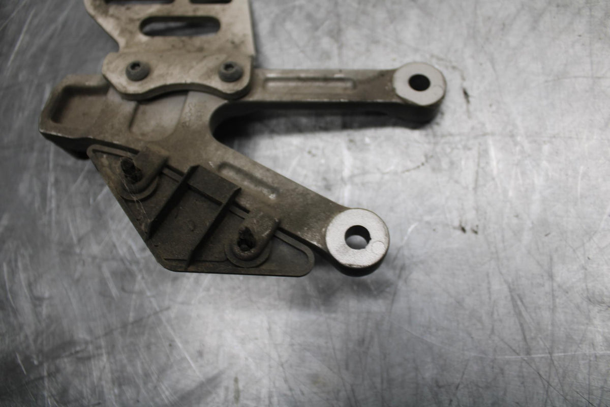 07 YAMAHA YZF R6 LEFT REARSET REAR SET DRIVER FOOT PEG BRACKET MOUNT BB495
