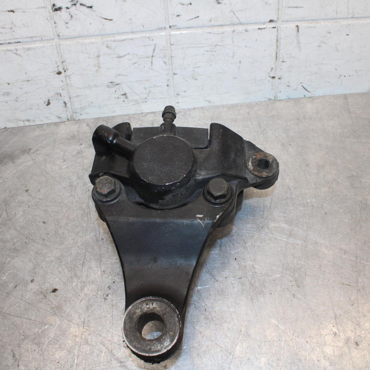 1981 Suzuki GS850G REAR BACK BRAKE CALIPER W MOUNT BRACKET BB37