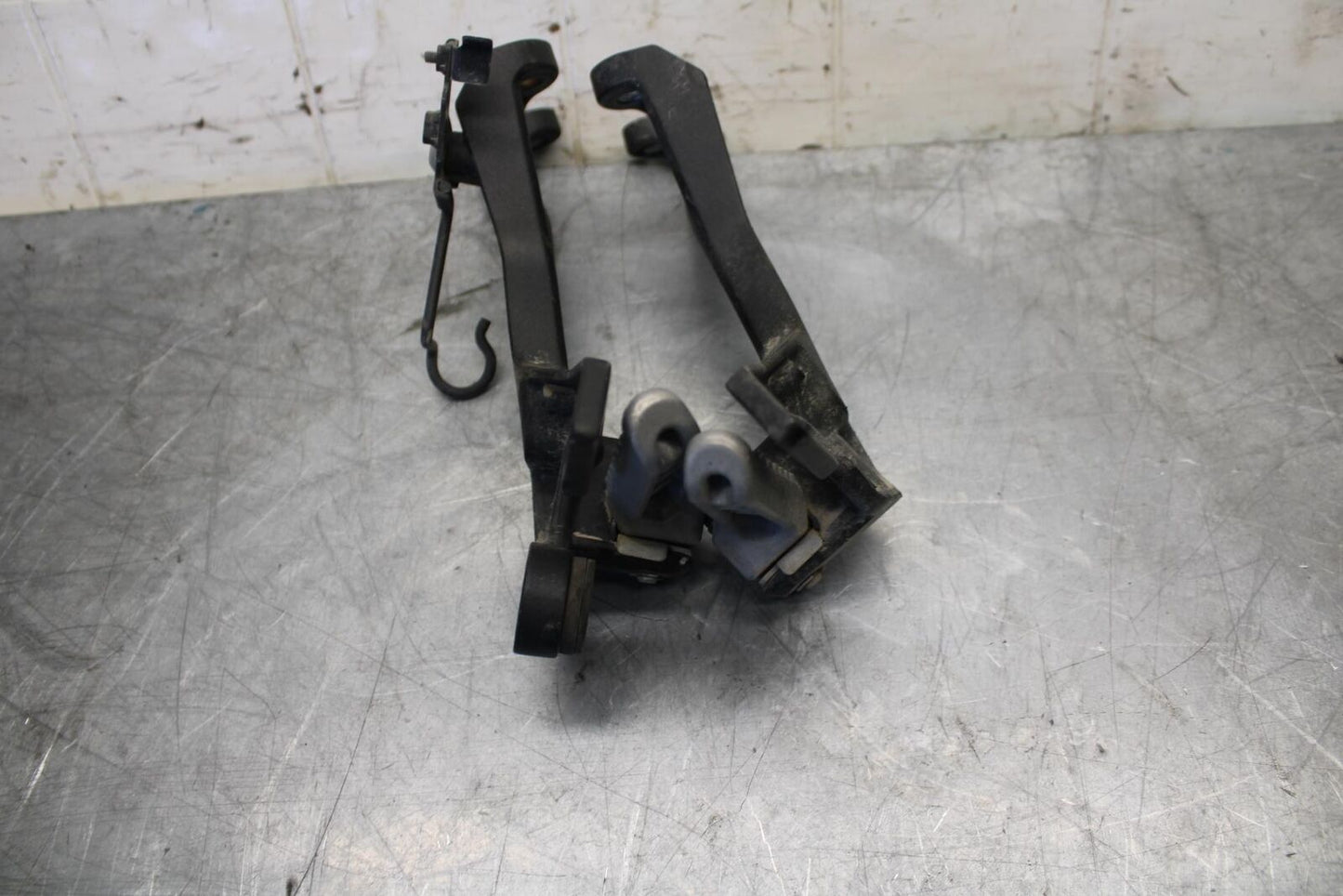18 KAWASAKI Z 400 REAR BACK PASSENGER PEG SET PAIR BB469