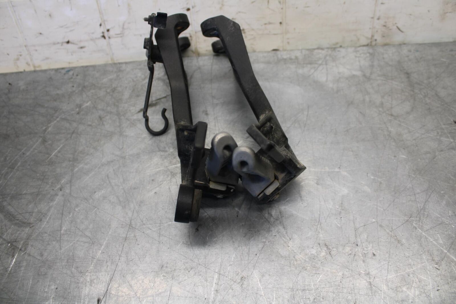 18 KAWASAKI Z 400 REAR BACK PASSENGER PEG SET PAIR BB469