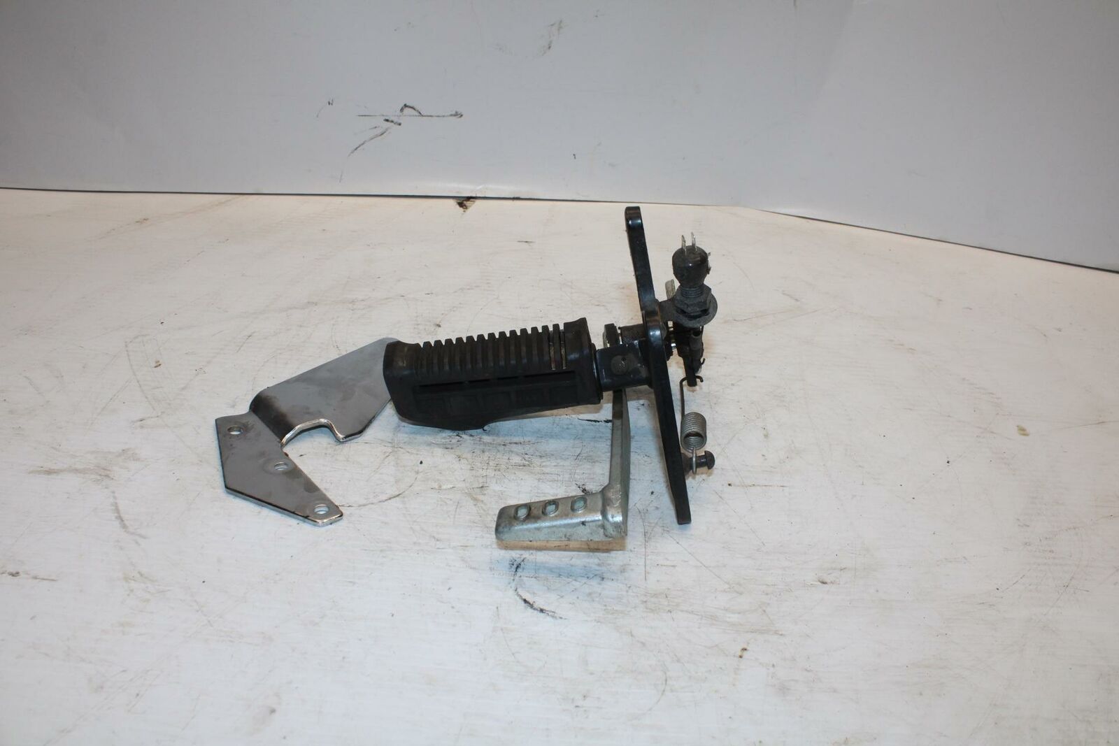 04-09 SUZUKI GS500F RIGHT REARSET REAR SET DRIVER FOOT PEG REST STOP BB261