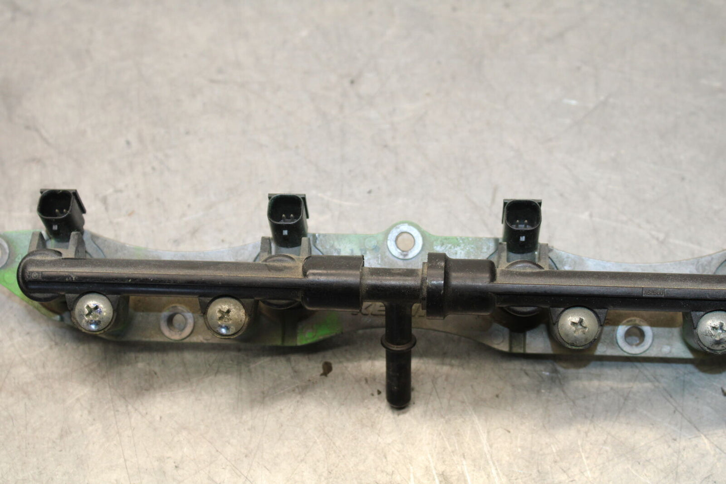 09-12 KAWASAKI NINJA ZX6R ZX600R SECONDARY FUEL INJECTORS TOP GAS RAIL BB656