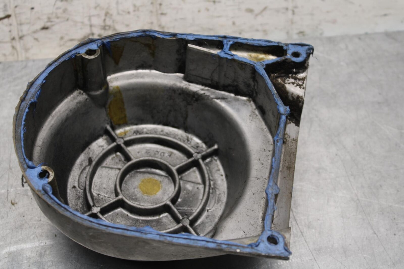 75 SUZUKI GT 550 STATOR MAGNETO ALTERNATOR GENERATOR COVER BB67