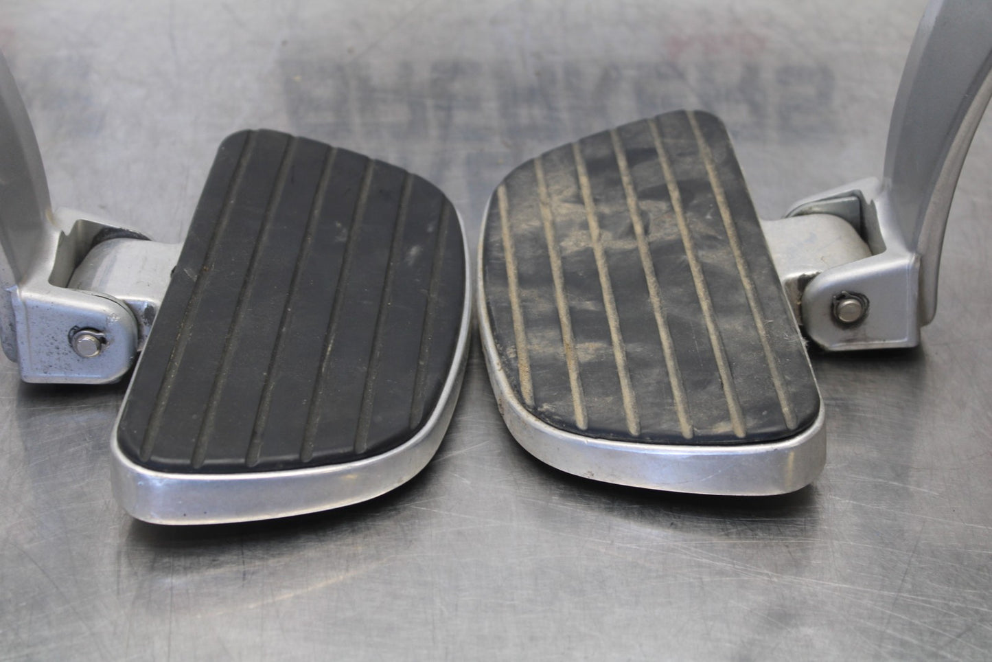 05-06 VICTORY KINGPIN DELUXE REAR PASSENGER FOOT STEP PEG SET PAIR BB195
