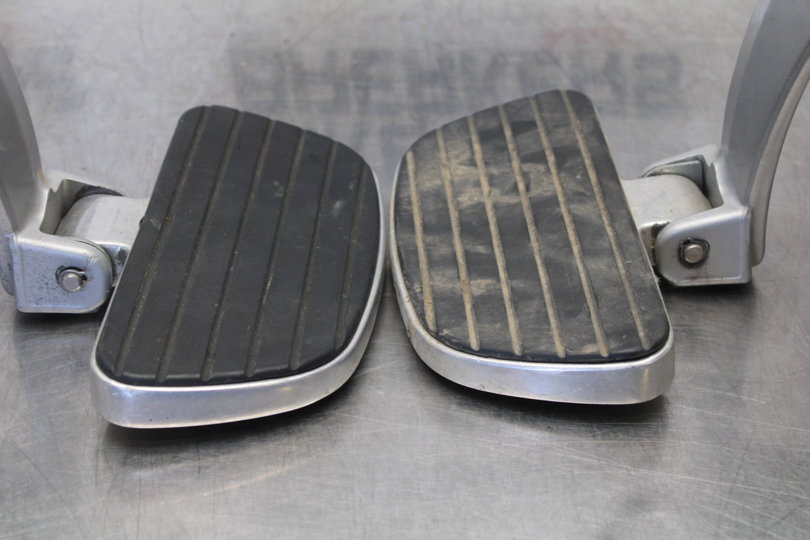 05-06 VICTORY KINGPIN DELUXE REAR PASSENGER FOOT STEP PEG SET PAIR BB195