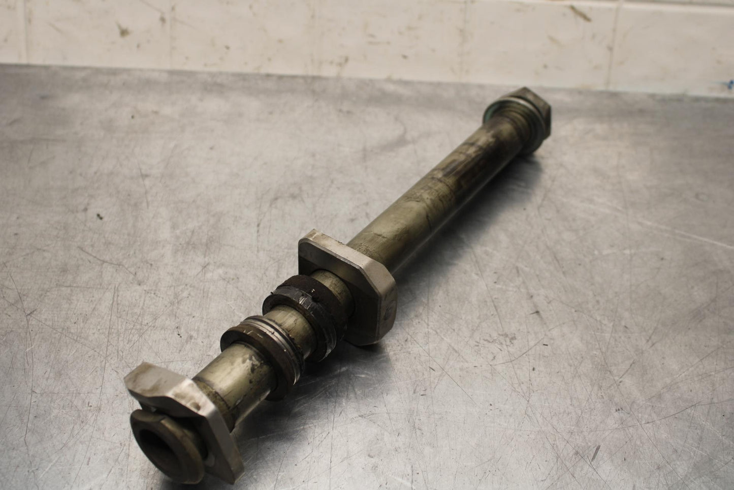 2008 Suzuki GSXR600 REAR AXLE BACK WHEEL RIM PIVOT BOLT AXEL 64711-49G00 BB593