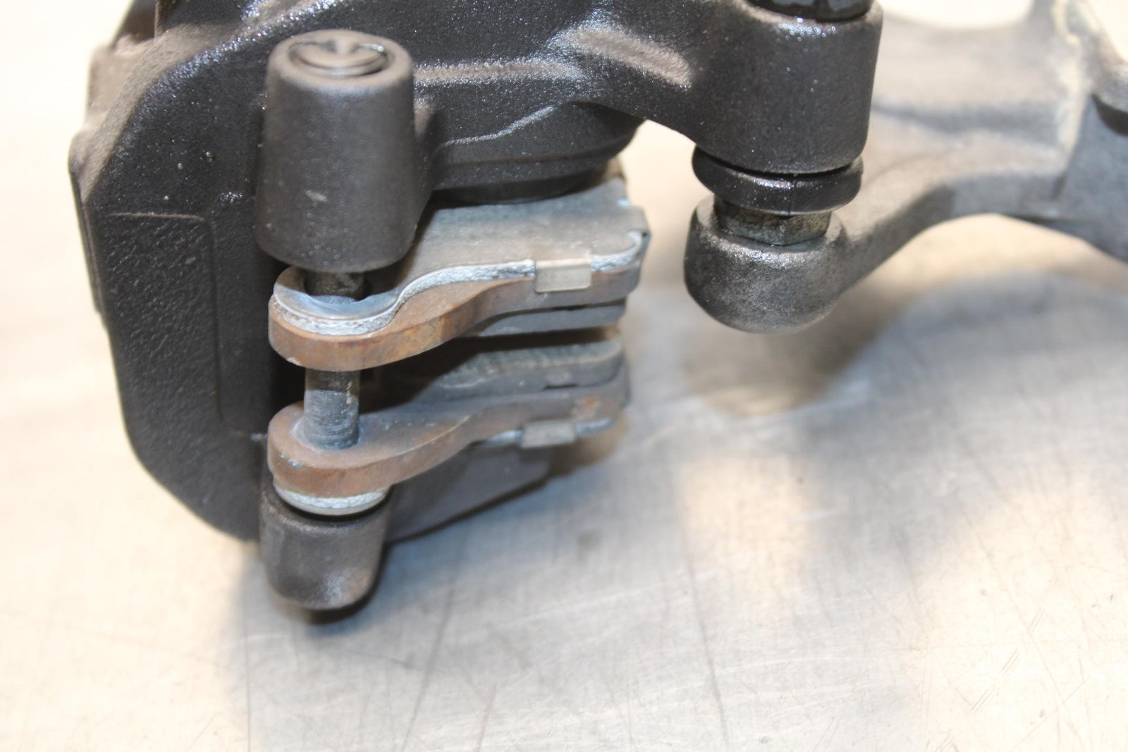 2017 Suzuki GSXR600 REAR BRAKE CALIPER W MOUNT BRACKET 69100-47H10-999 BB598