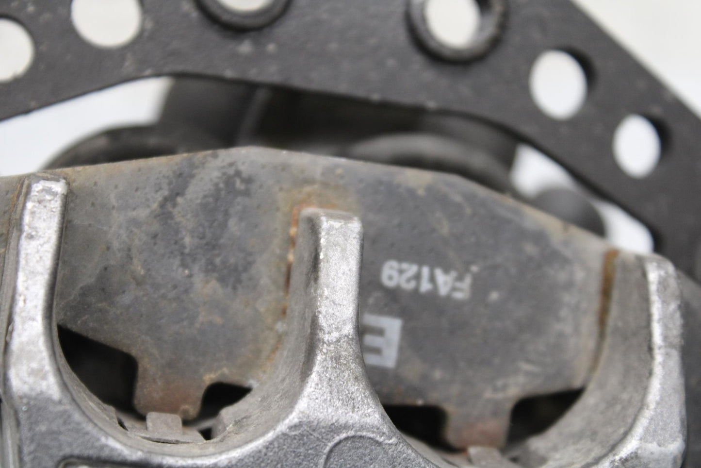 00-01 KAWASAKI ZZR600 REAR BACK BRAKE CALIPER W MOUNT BRACKET BB568