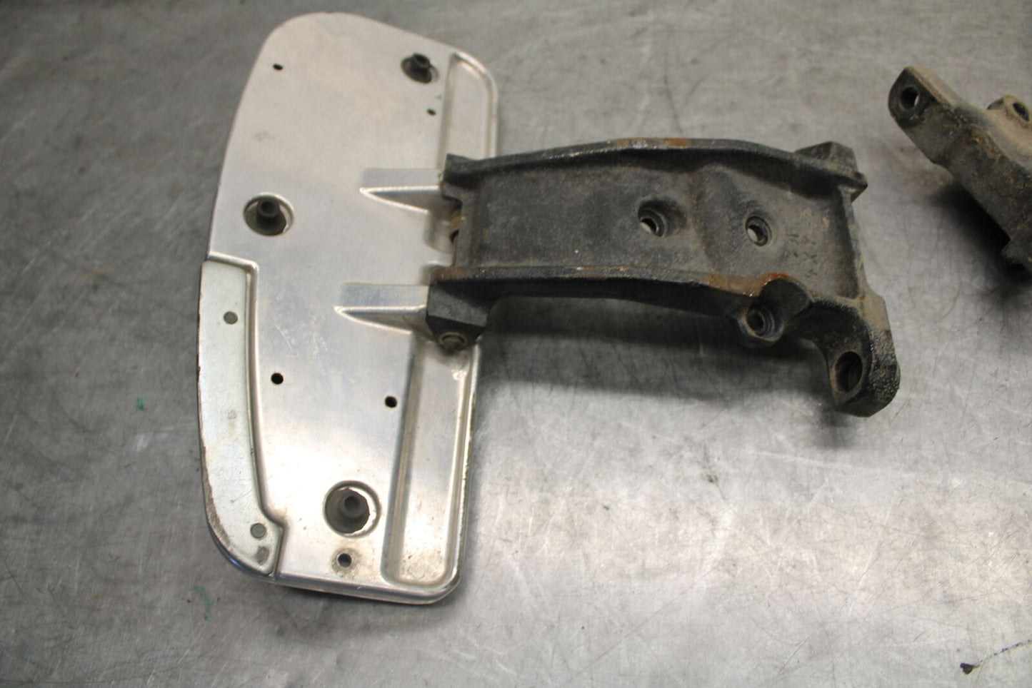05-06 YAMAHA ROYAL STAR FRONT FOOT RESTS PEGS STEPS SET PAIR BB697