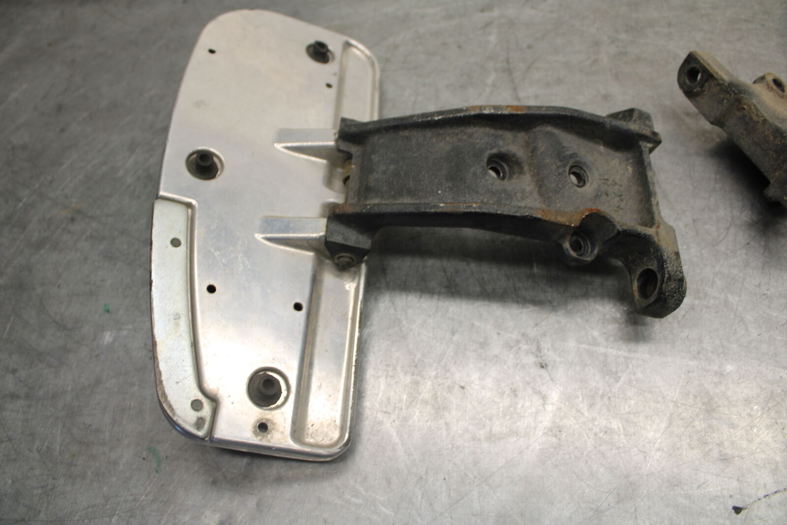 05-06 YAMAHA ROYAL STAR FRONT FOOT RESTS PEGS STEPS SET PAIR BB697