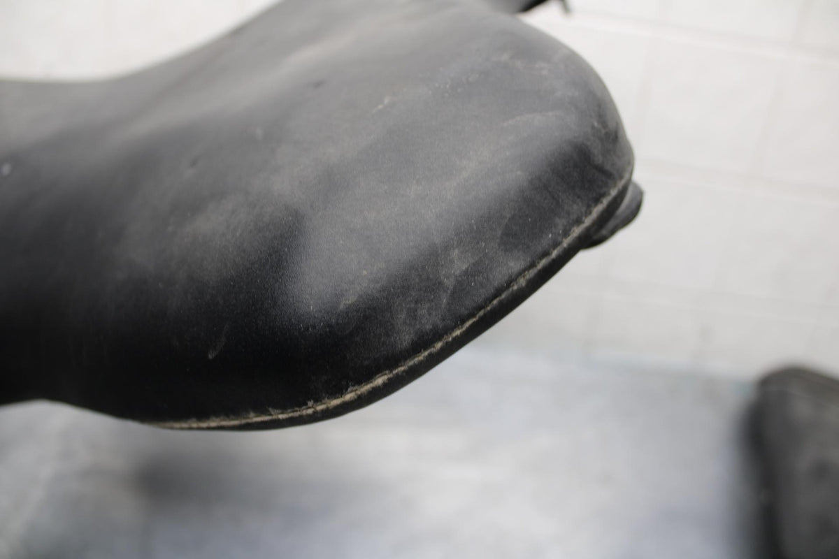 2006 Yamaha YZF R6 FRONT DRIVERS SEAT PAD SADDLE PILLION 2C0-24710-00-00 BB560