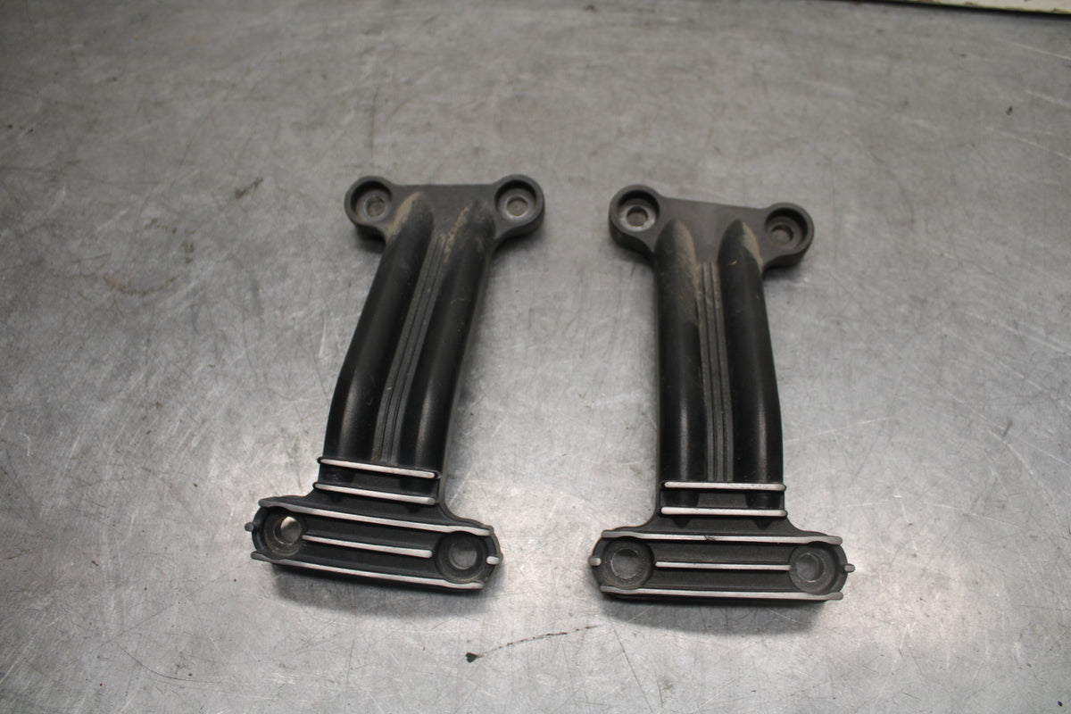 05-06 YAMAHA ROYAL STAR REAR PASSENGER FOOT STEP MOUNT BRACKET BB697