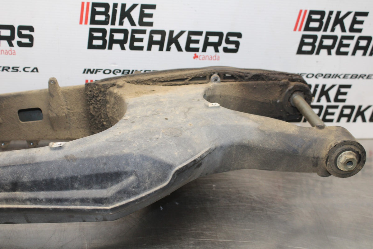 15 TRIUMPH TIGER 800 REAR SWINGARM BACK SUSPENSION SWING ARM BB873