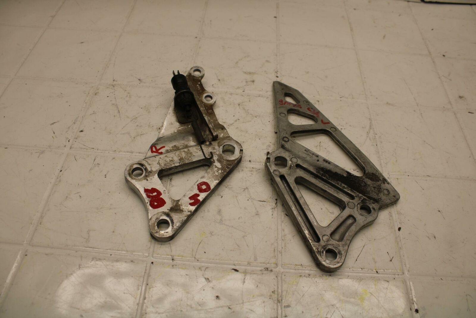 88 SUZUKI GSXR750 LEFT RIGHT REARSET REAR SET DRIVER PEG BRACKETS MOUNTS BB18