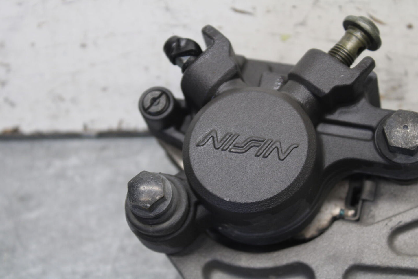 08-09 YAMAHA YZF R6S REAR BACK BRAKE CALIPER W MOUNT BRACKET  BB690